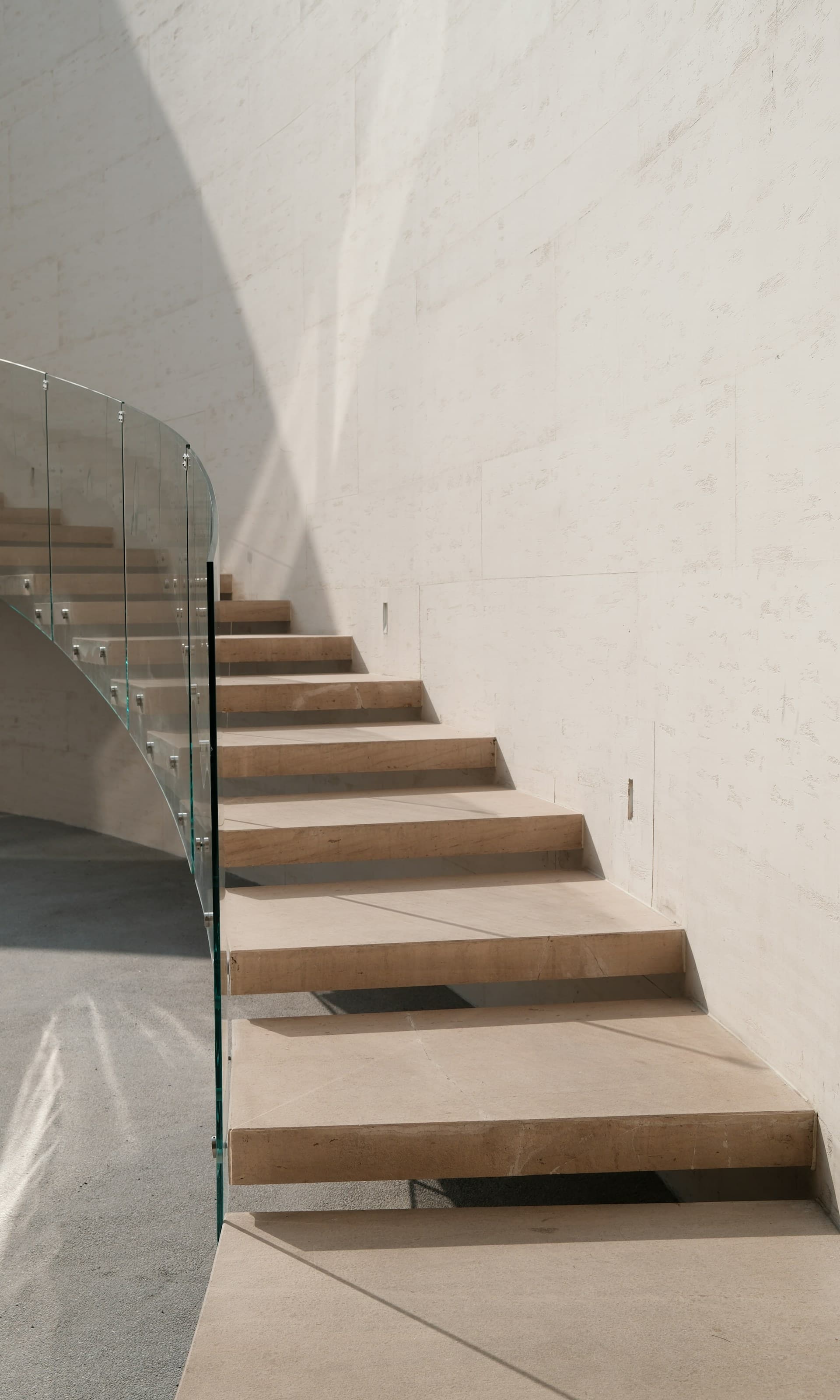 Escadaria moderna com mármore — WR Reformas